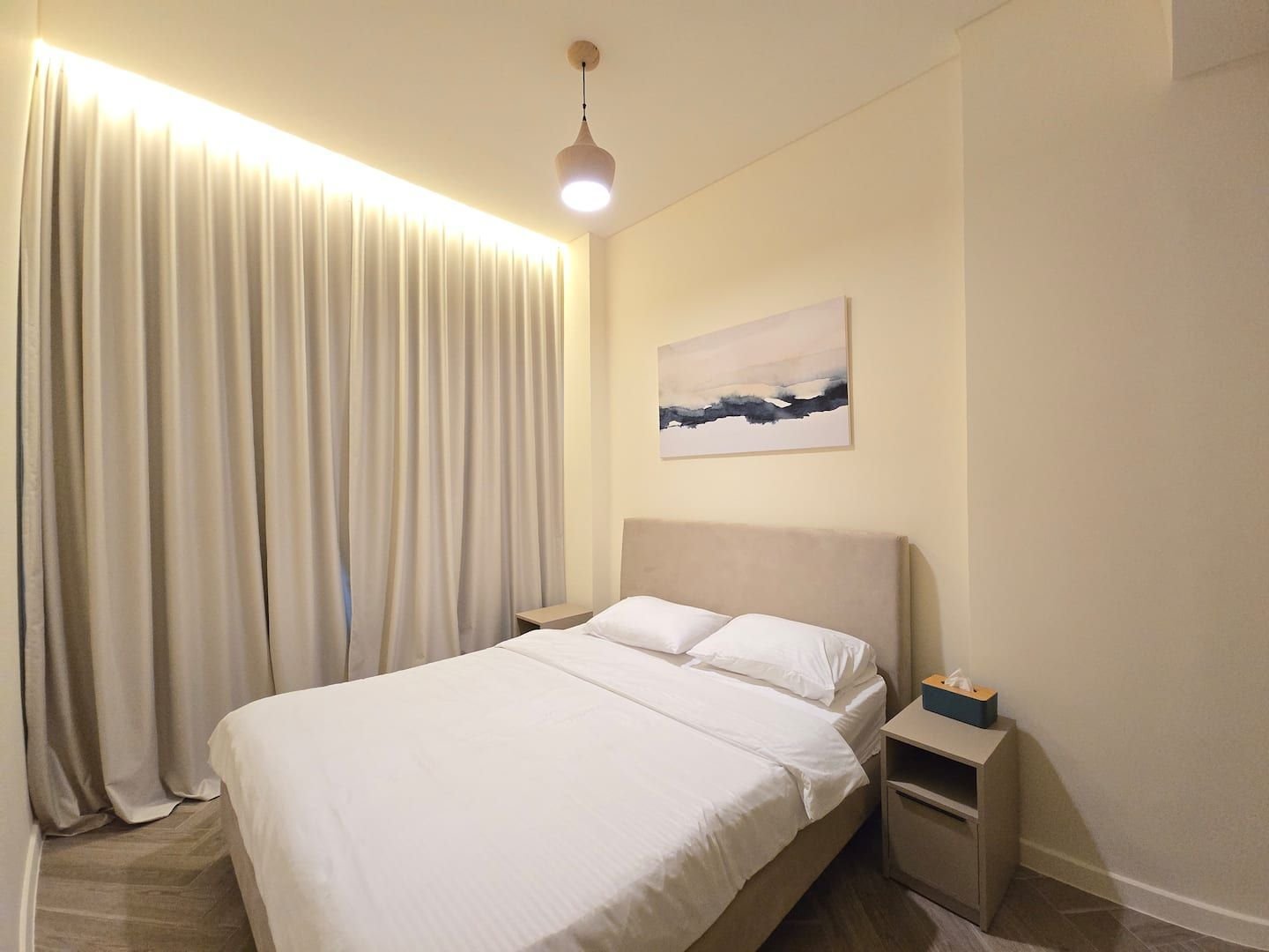 Bedroom with queen bed, Sioufi 1-Bedroom with 2 Bathrooms