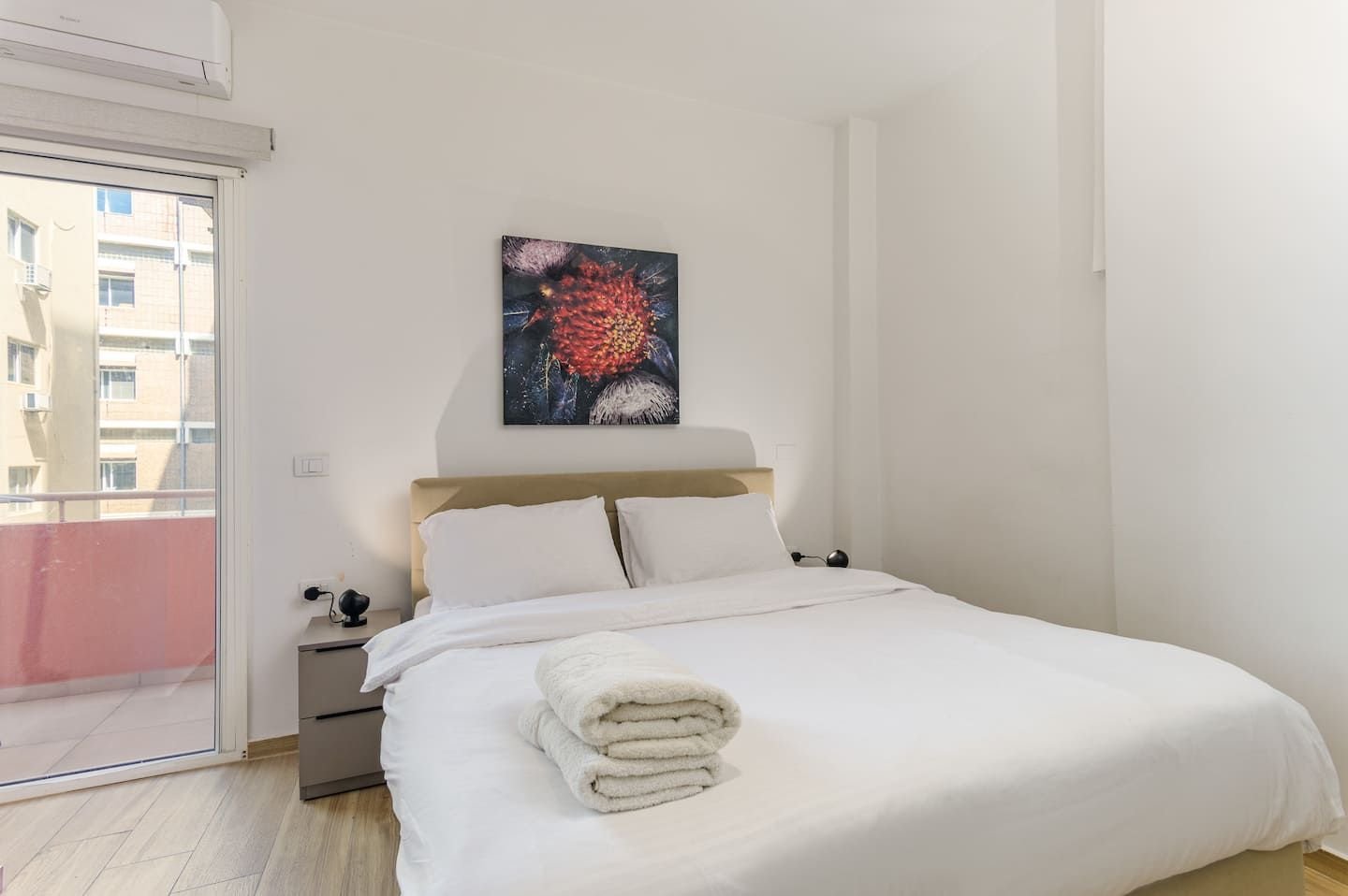 Bedroom with queen bed, Badaro 2-Bedroom with 2 Queen Beds