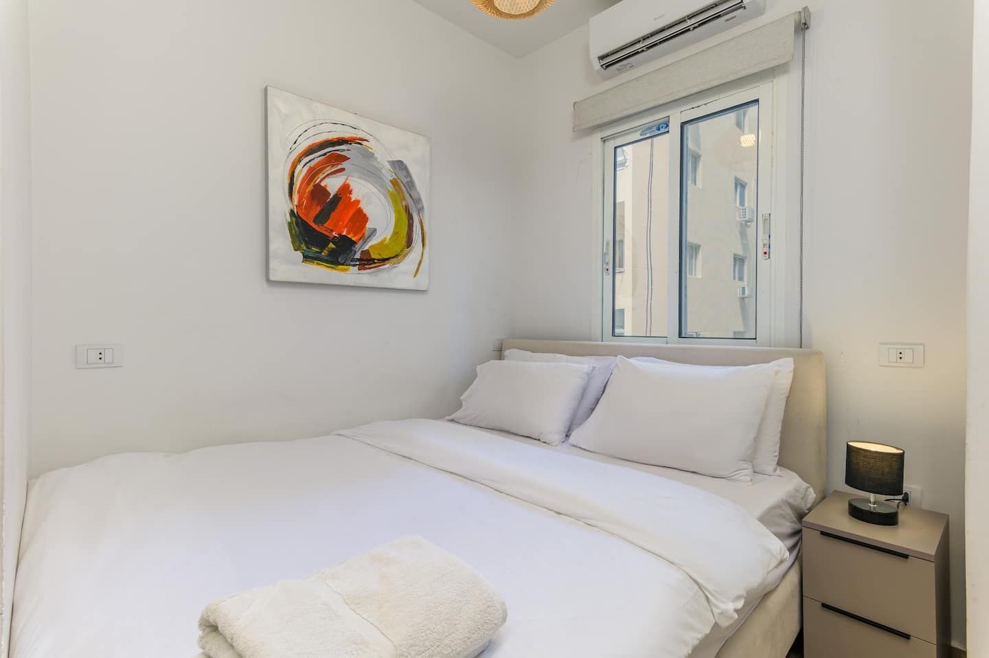 Second bedroom with queen bed, Badaro 2-Bedroom with 2 Queen Beds