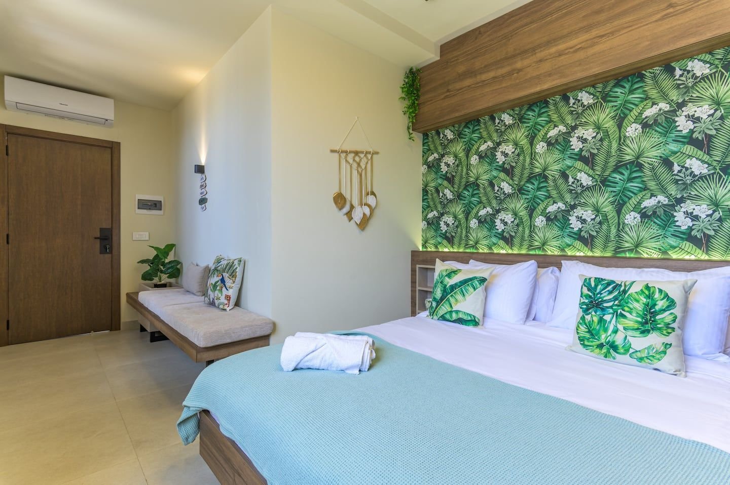 Studio with tropical feature wall, Lilo Studio in Batroun with Sea-View Backyard