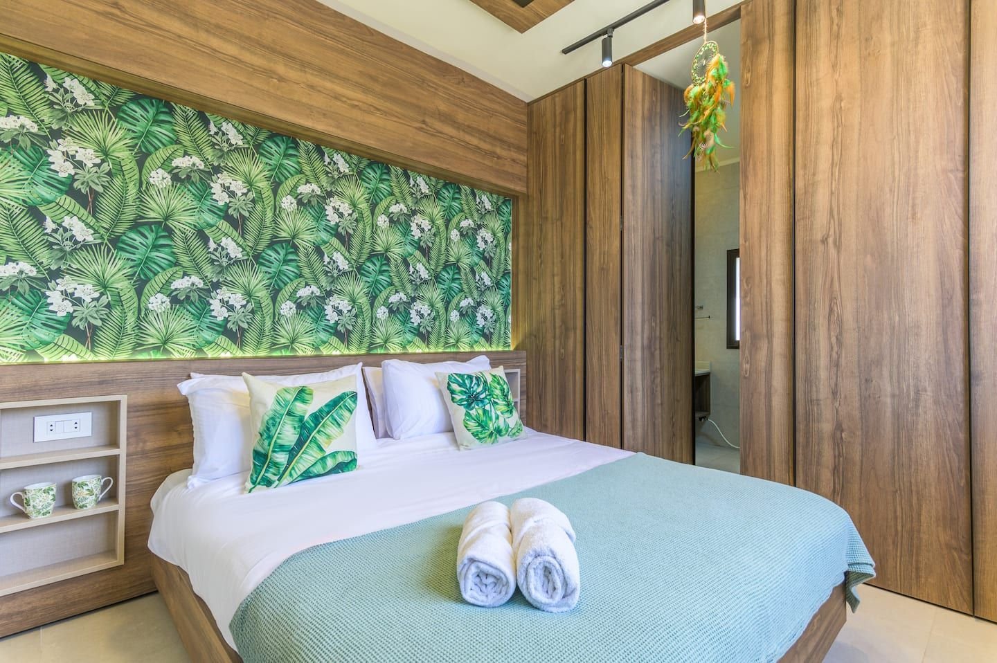 Queen bed, Lilo Studio in Batroun with Sea-View Backyard