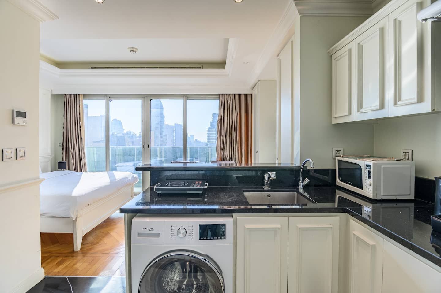 Kitchenette with washing machine, Panoramic Sea-View Studio in the Versace Tower