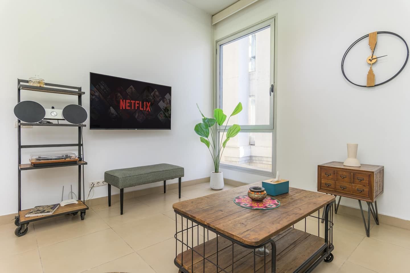 Living room with smart TV, Downtown Saifi 1-Bedroom with Pool & Bathtub