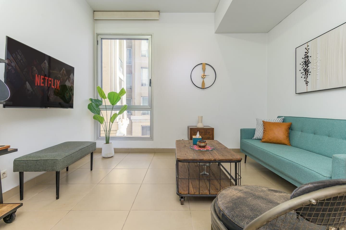 Living and lounge area, Downtown Saifi 1-Bedroom with Pool & Bathtub