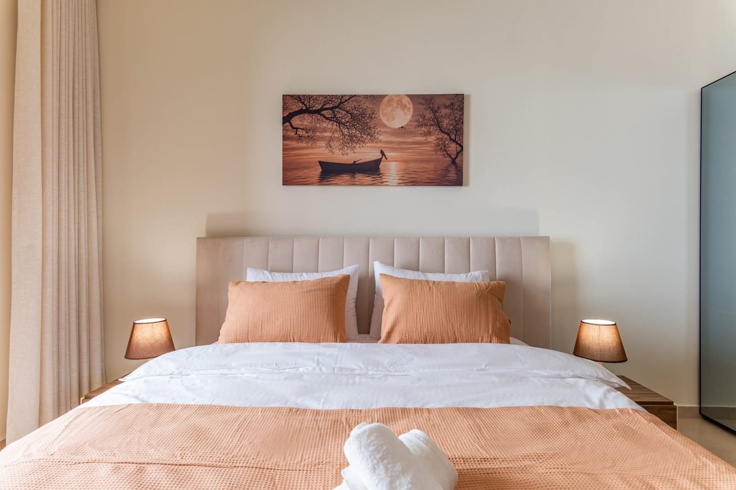Second king bedroom, Spacious 3-Bedroom Duplex in Fanar