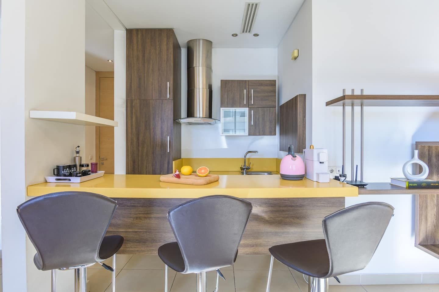 Kitchen breakfast bar, Modern Saifi 1-Bedroom with Heated Pool